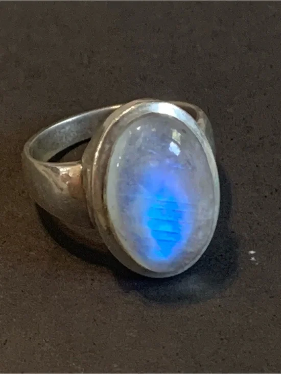 Sterling Silver Moonstone Ring with Blue Flash. Size 8 1/4