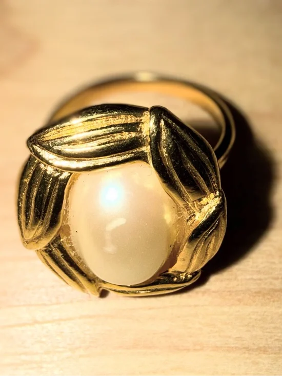 Vintage Gold-Tone Leaf & Faux Pearl Statement Cocktail Ring size Med to Lg