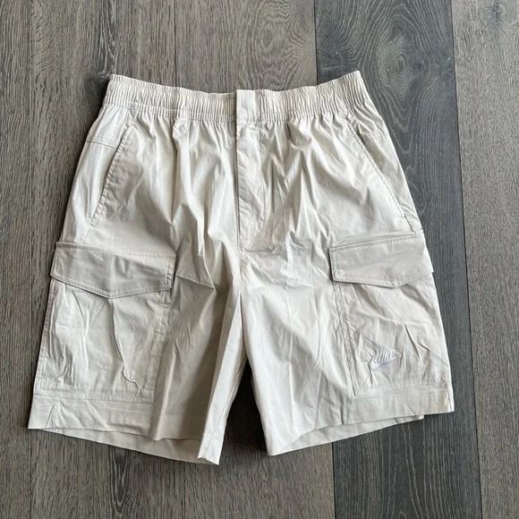 Nike Knee-Length Cargo Shorts in Bone Size Medium