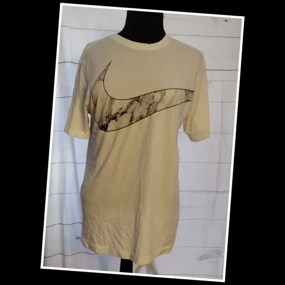 The NIKE Tee Medium Dri-fit whit short sleeved t-shirt