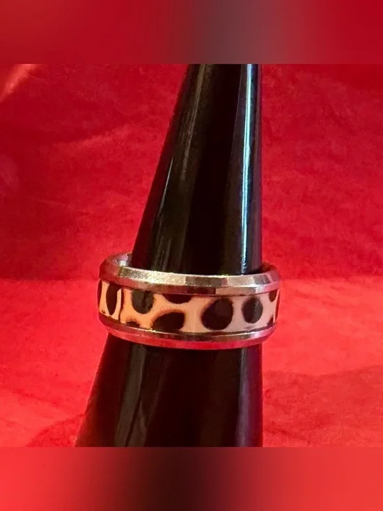 Vintage Charm: Stainless Steel Leopard Print Ring Band, Size 8 🐆