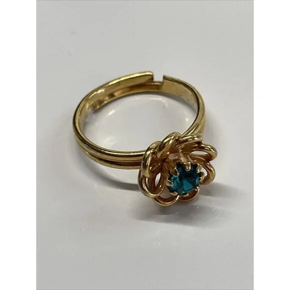 Sarah Coventry Ring‎ Gold Tone Adjustable Green Crystal August Birthstone A205