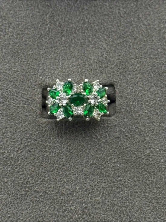 Emerald green glass Cluster Silver tone Ring