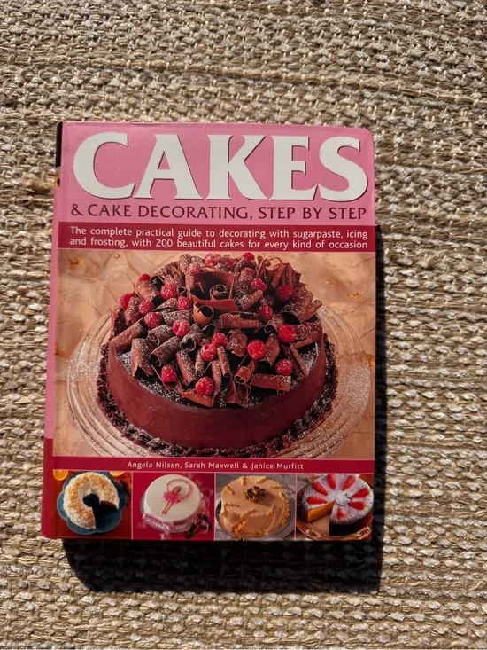 Cakes & Cake Decorating Step by Step Cookbook