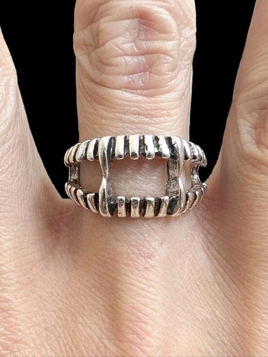 NWT Goth Punk Silver Vampire Teeth Ring Size 7 Unisex