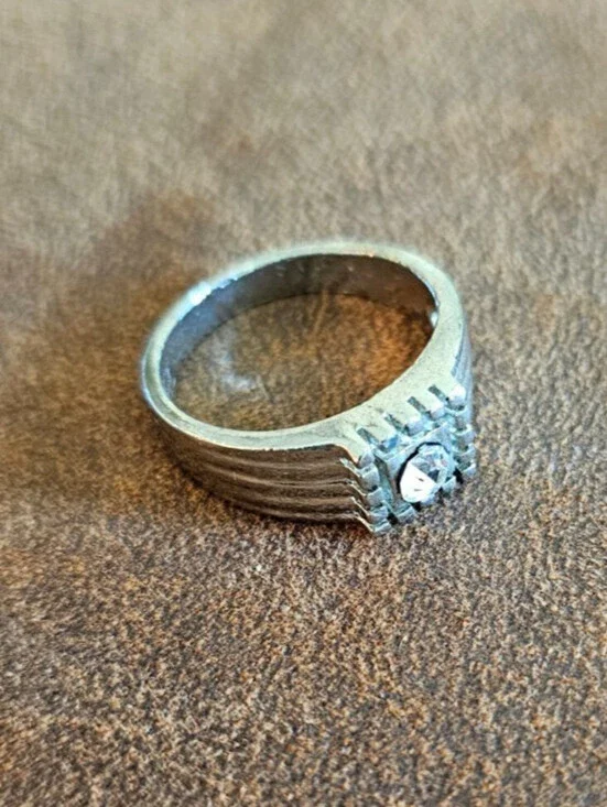 Vintage-style men's ring w/ ribbed, step-down band with a single cubic zirconia