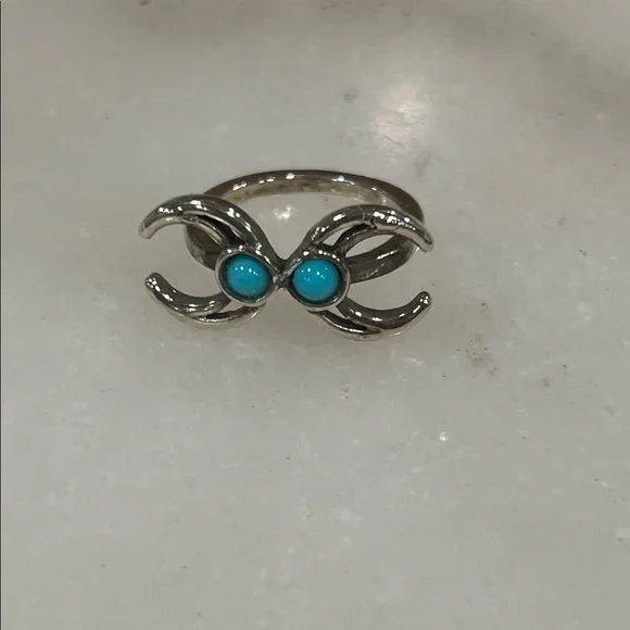 Chic Silver Ring with Turquoise Accents
