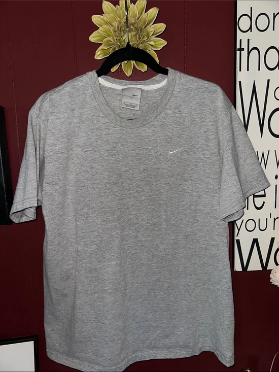 Nike Men’s Heather Gray Short-Sleeve Crew T-Shirt