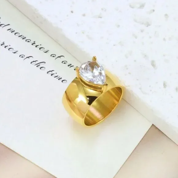 Gold and Teardrop Ring A1509