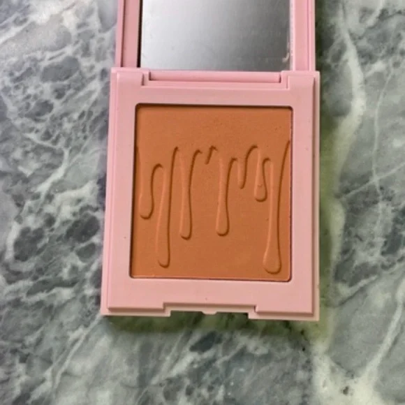 Kylie Cosmetics Pressed Powder Blush Close‎ to Perfect