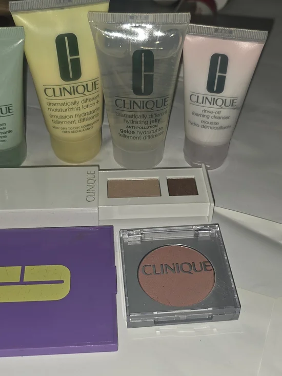 Clinique Blush Compact in Peachy Pink – Hydrating Makeup Essentials