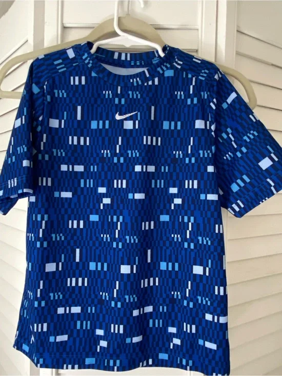 NIKE Boy’s Dri-FIT “Short Sleeve Patterned Tee” Size Small Blue/White NWT