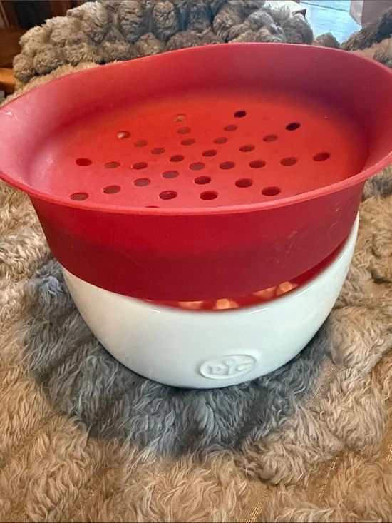 The Pampered Chef Red and White Prep Bowl with Strainer