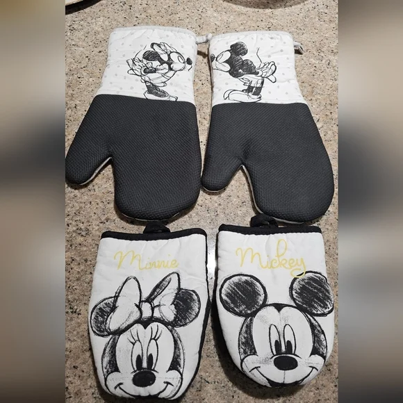 Mickey and Minnie Mouse Oven Mitts and Pot Holders