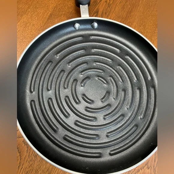 Farberware BRANDNEW-never used-(I have 2 exact) nonstick 10-12” round grill pan.