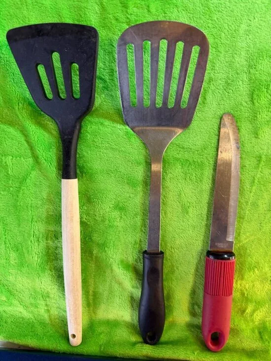 Kitchen Utensil Set with Spatulas and Serrated Knife