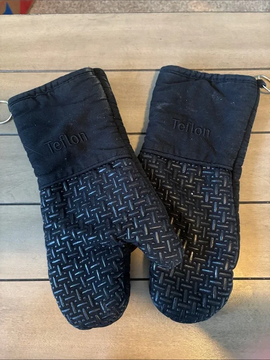 Teflon Black Heat-Resistant Oven Mitts