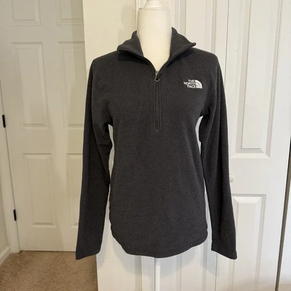 The North Face Men's 1/4 Zip Pullover, long sleeves with fleece lining Size SP