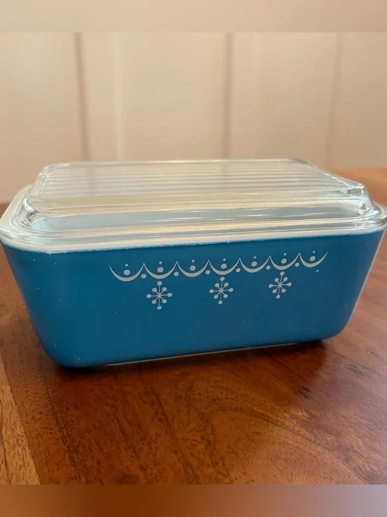 Vintage Pyrex 502 Blue Snowflake Garland Refrigerator Dish with Lid 1.5 pints
