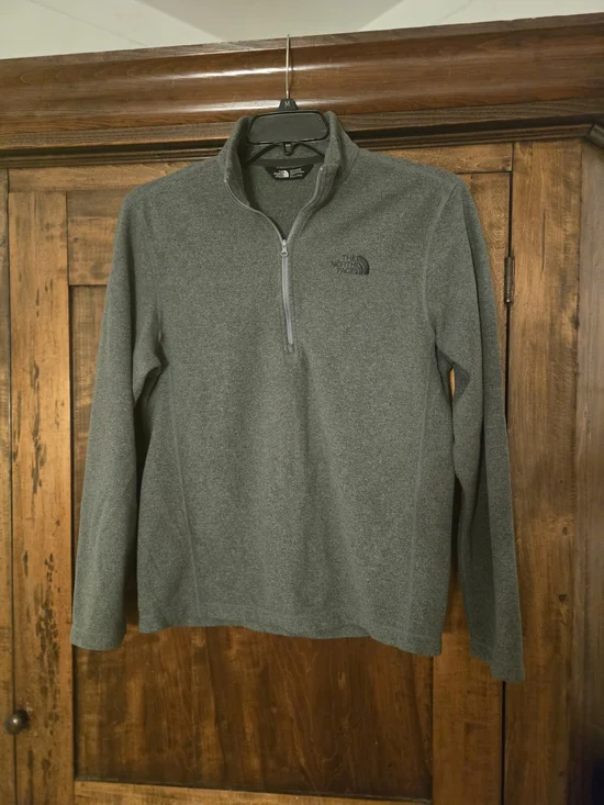O The North Face Men’s Gray Quarter-Zip Fleece Pullover Small