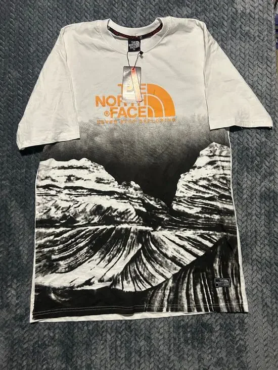 The North Face Graphic T Shirt Mens XL White Black Mountain Logo NWT