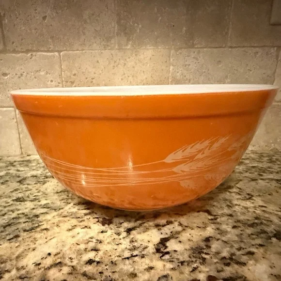 Pyrex Autumn Harvest Wheat mixing bowl. Vintage.