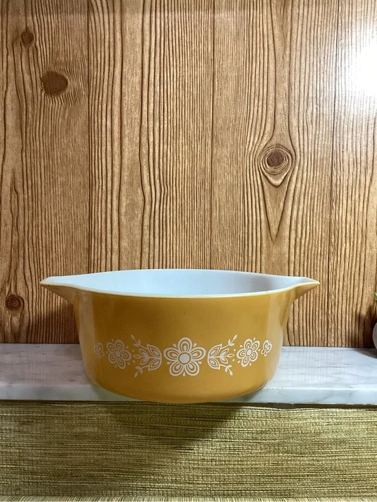 Vintage Pyrex Butterfly Gold Casserole Dish 2.5 Qt