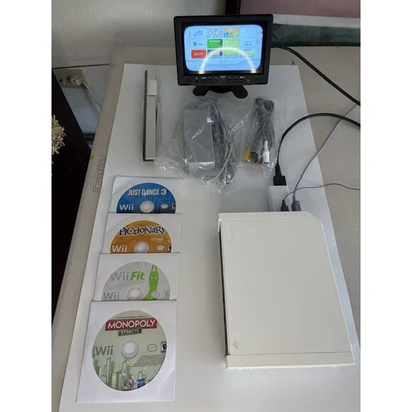 Nintendo Wii RVL-001 Video Game Console GameCube Compatible w Power & AV Cables