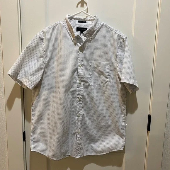 Banana Republic Men's Short‎ Sleeve Button Down.  White/Blue Design. Large:
