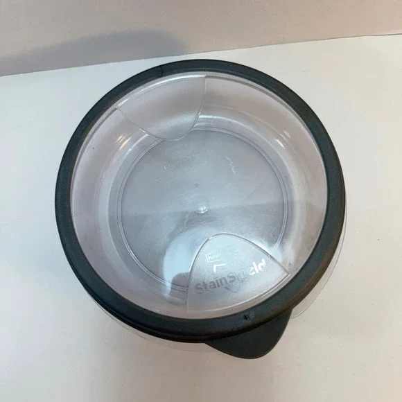 Rubbermaid Food Storage Container 4.2 Cup Clear StainShield Round Black Lid