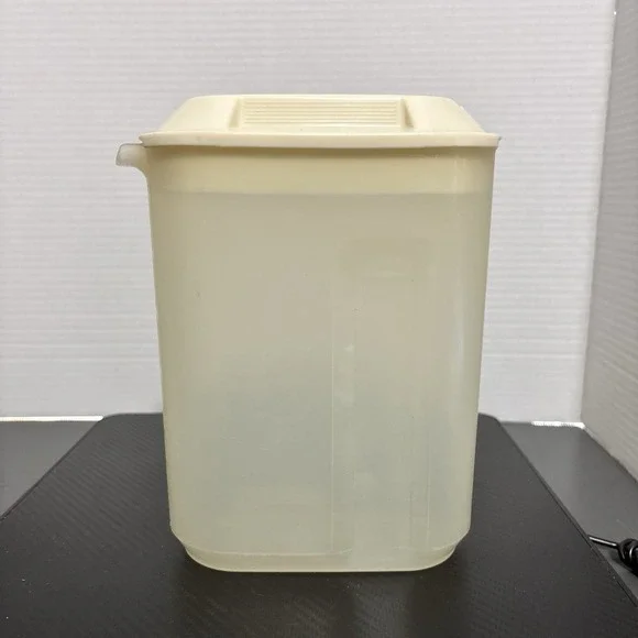 Vintage Rubbermaid Slim Servin Saver Beverage Container Pitcher 1 1/2 Qt