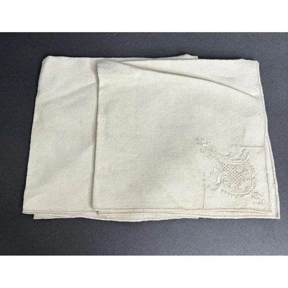 2 Art Deco Napkins Embroidered Cutwork Edge Ivory 16x 16 Handkerchief Vtg READ