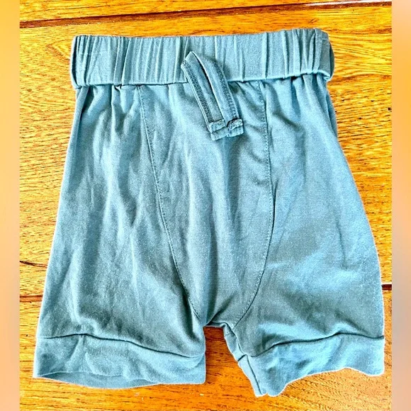Kate Quinn unisex green organic cotton shorts size 6-12 months, guc