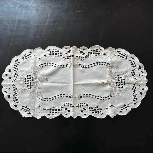 Vintage Embroidered Daisy‎ Table Runner Dresser Scarf Scalloped Rounded Edges