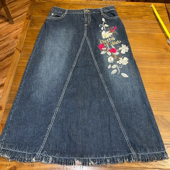 Modest long blue jean a-line skirt Cheetah‎ girl size 16 1/2 embroidered flowers