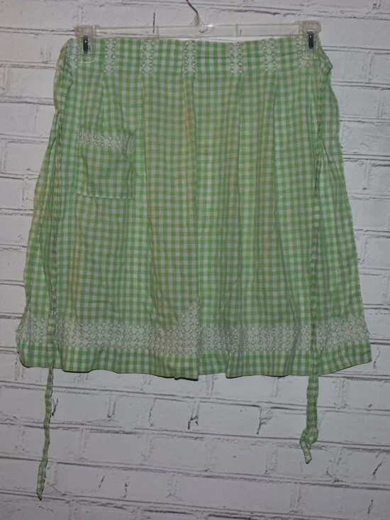 ✨ Women’s Vintage Apron • Green Gingham ✨