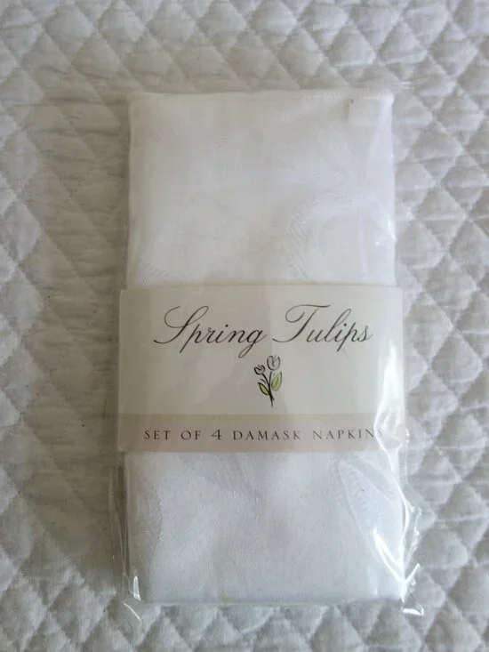 NIP New Spring Tulips Damask White Napkins – set of 4