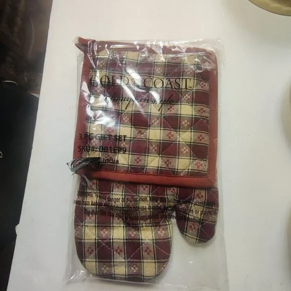 Hot-Pad Three Piece set, Sealed and Made in India. Checkered pattern in burgandy
