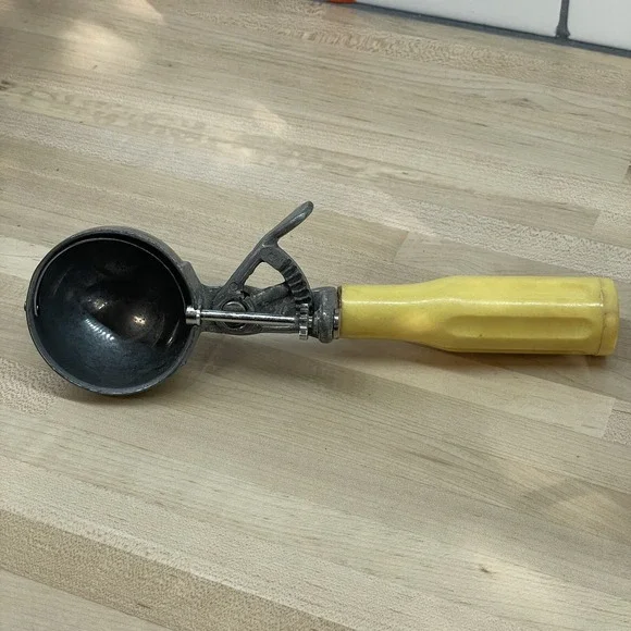 Vtg Ice Cream Scoop Vintage Progressus Italy‎ Yellow Handle Parlor Serving Heavy