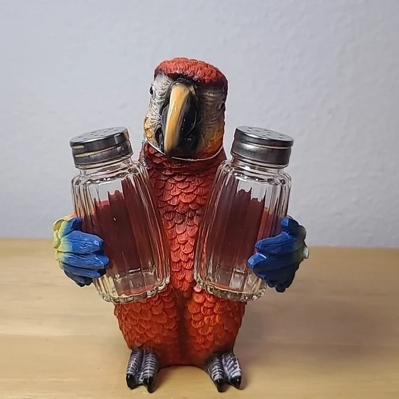 Tasty Crackers salt and pepper shaker holers