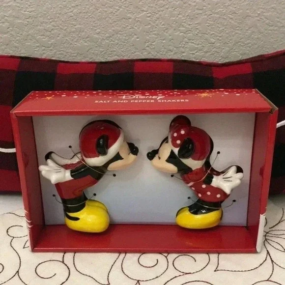 NEW Disney Kissing Mickey Mouse & Minnie Sculpted Ceramic Salt & Pepper Shakers