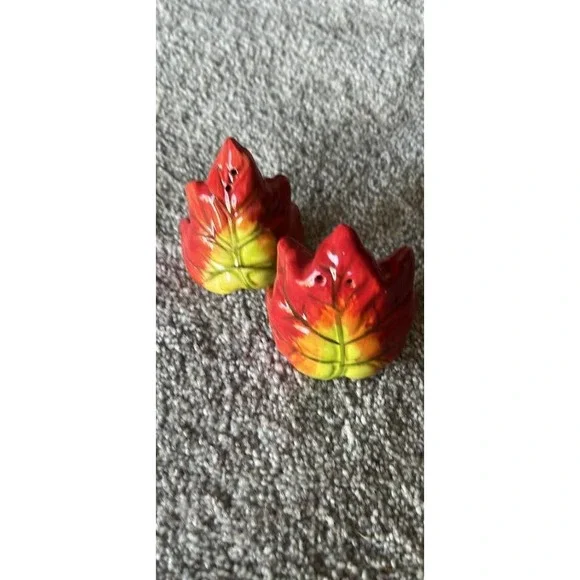 Red Autumn Leaf Ceramic Salt and Pepper Shaker Set Fall Harvest Decor Glossy