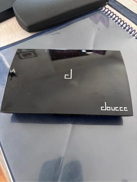 Doucce Sleek Black Compact Makeup Palette