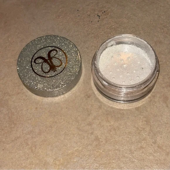 Anastasia Beverly Hills Loose Highlighter in Snowflake