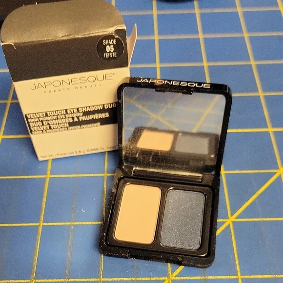 Japonesque Velvet Touch Eye Shadow Duo - 05 Teinte Duo  New In Box
