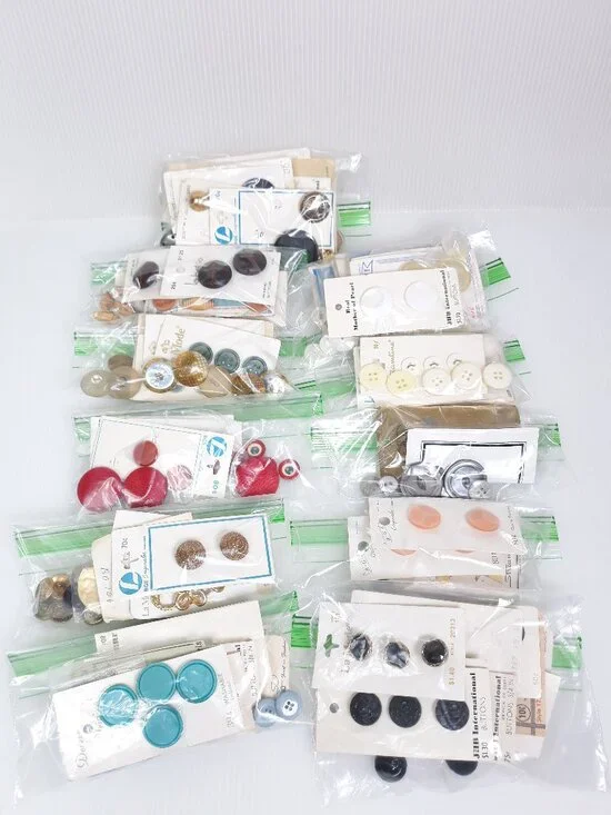Lot of 300+ Sorted Vintage Buttons Arts & Crafts Sewing