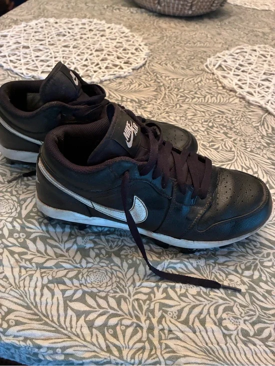 Nike Men’s Black Low-Top baseball cleats