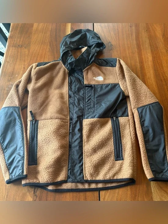 The North Face Boys XL Tan Sherpa Fleece Jacket with Black Panels