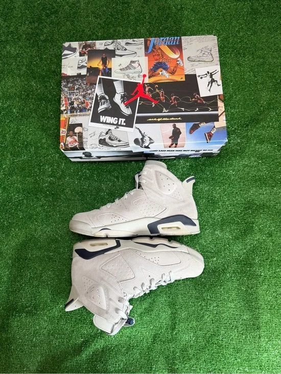 Jordan Retro High-Top Sneakers in Light Grey with Navy Accents