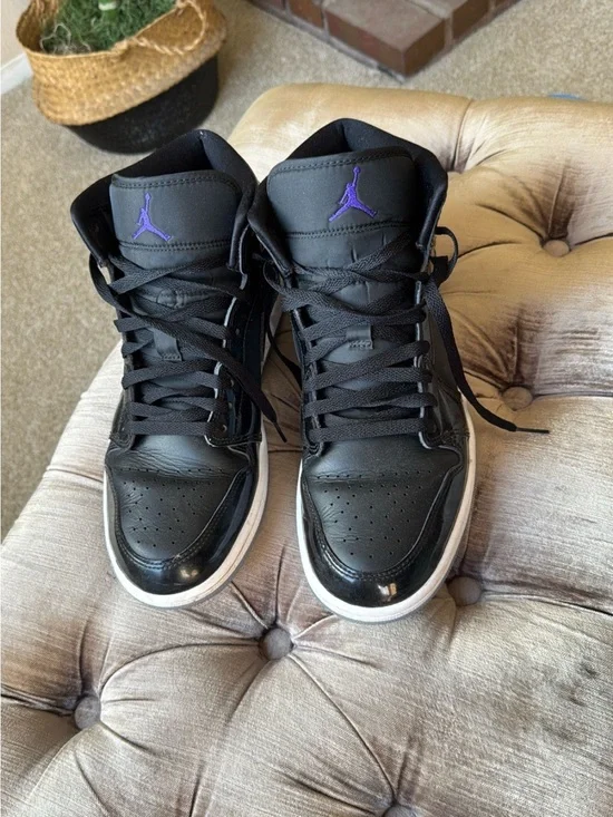 Jordan Black Athletic Sneaker mid Nike